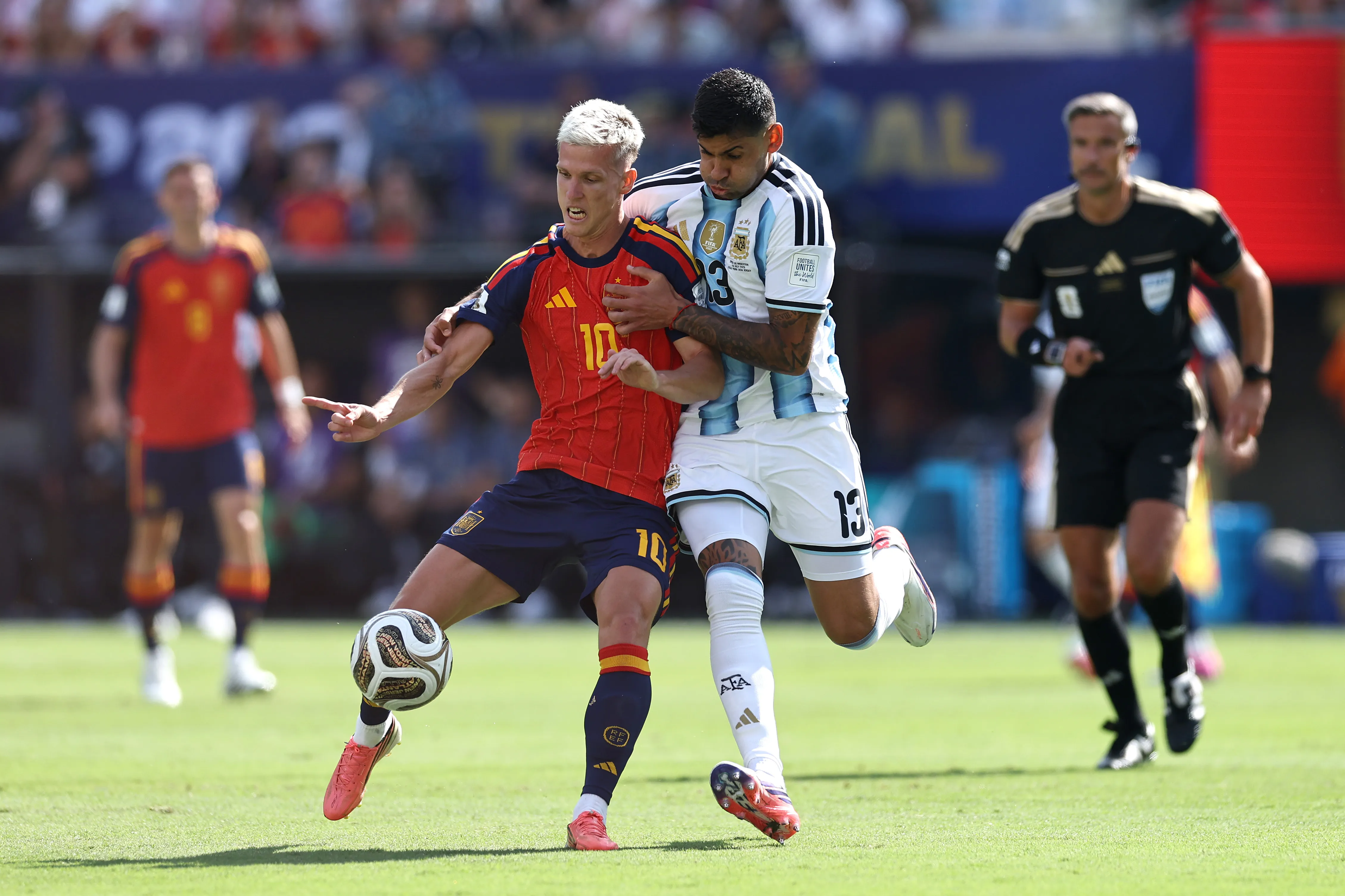 Dani Olmo y Cuti Romero. (Foto: Getty).
