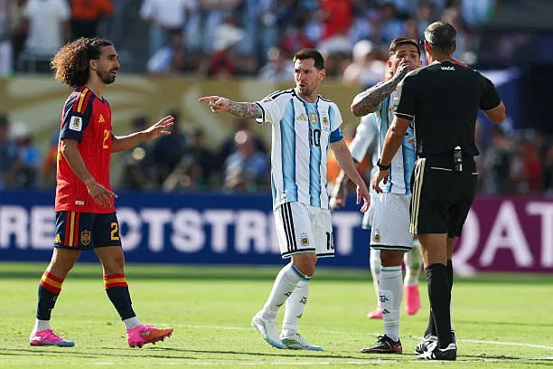 Lionel Messi y Marc Cucurella, durante la final del Mundial 2026. (Getty Images)