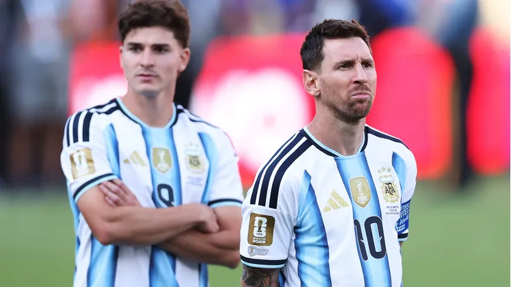 Julián Alvarez junto a Lionel Messi.