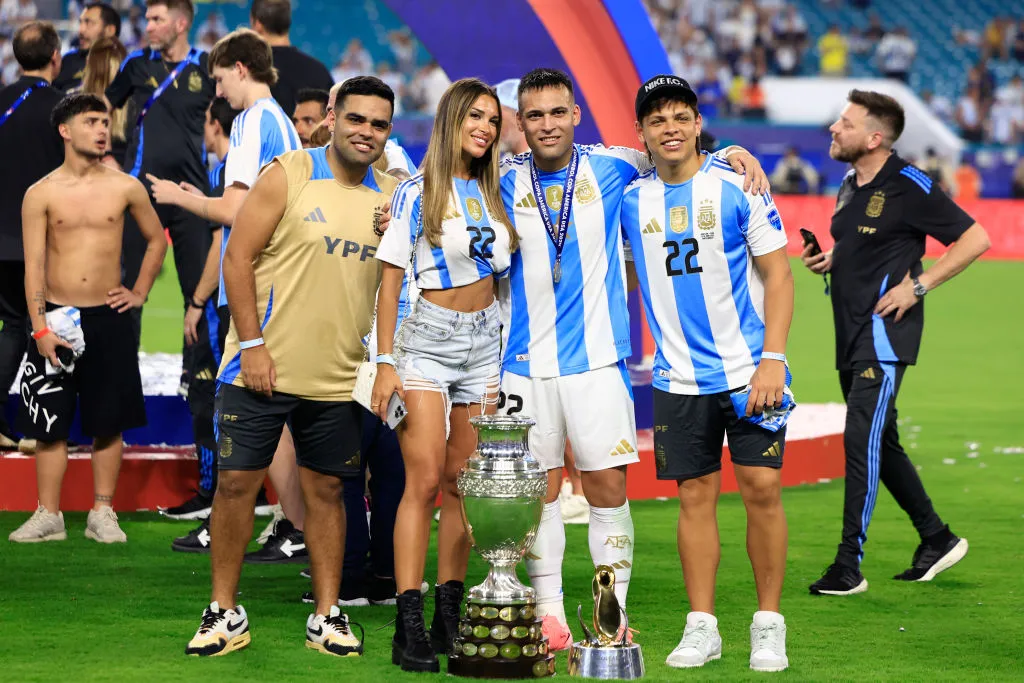Lautaro Martínez junto a su familia. (Getty Images)
