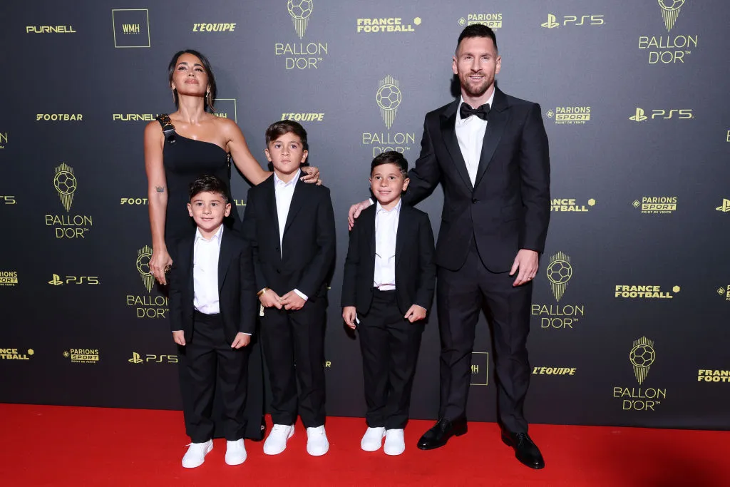 Lionel Messi y Antonela Roccuzzo, junto a sus hijos Thiago, Mateo y Ciro. (Getty Images)