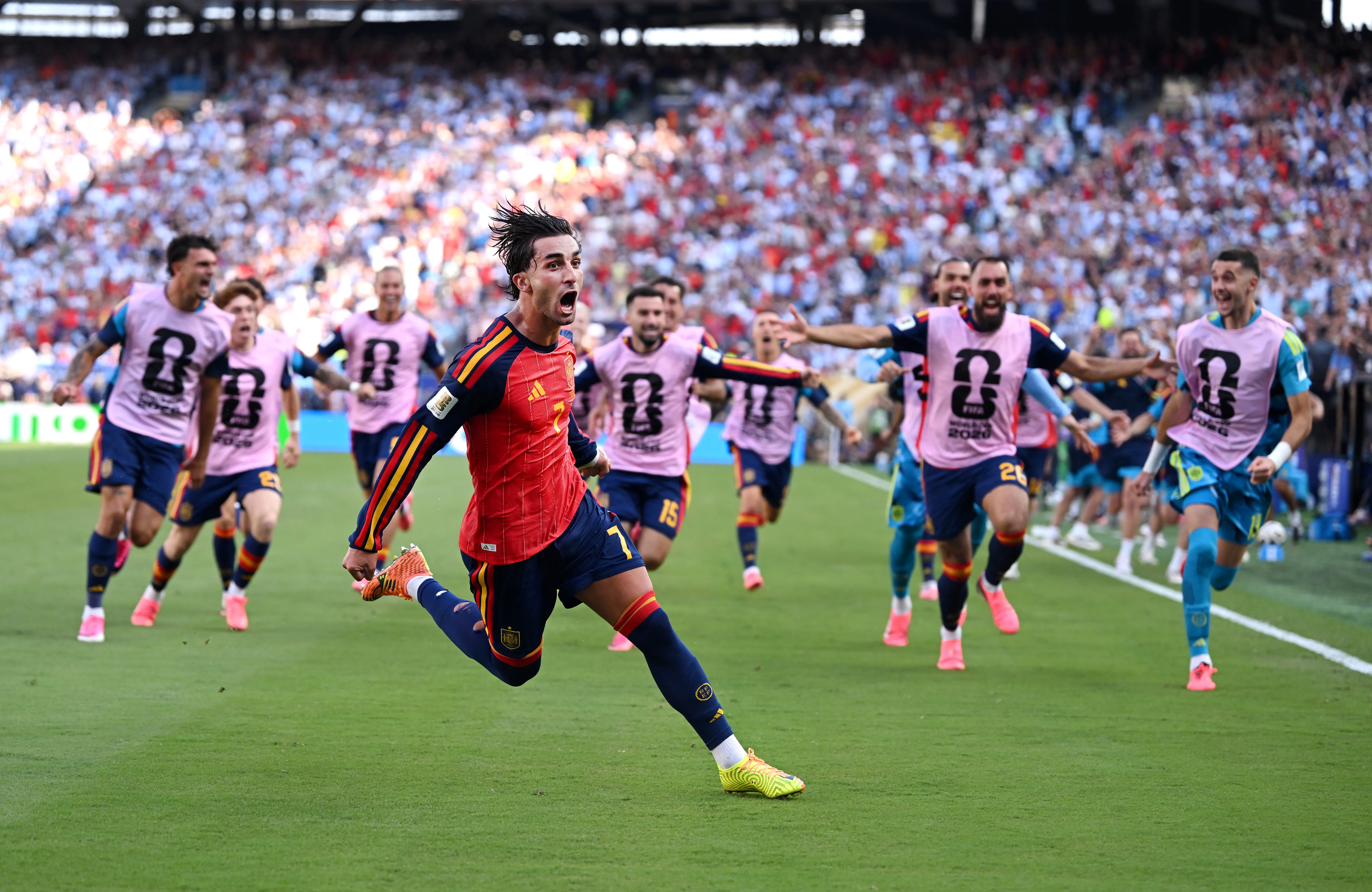 Más imágenes del festejo de Ferrán y de España en la final (Getty)
