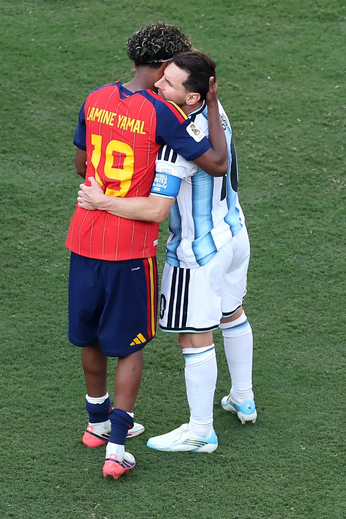 Messi felicita a Lamine Yamal por ganar el Mundial (Getty)