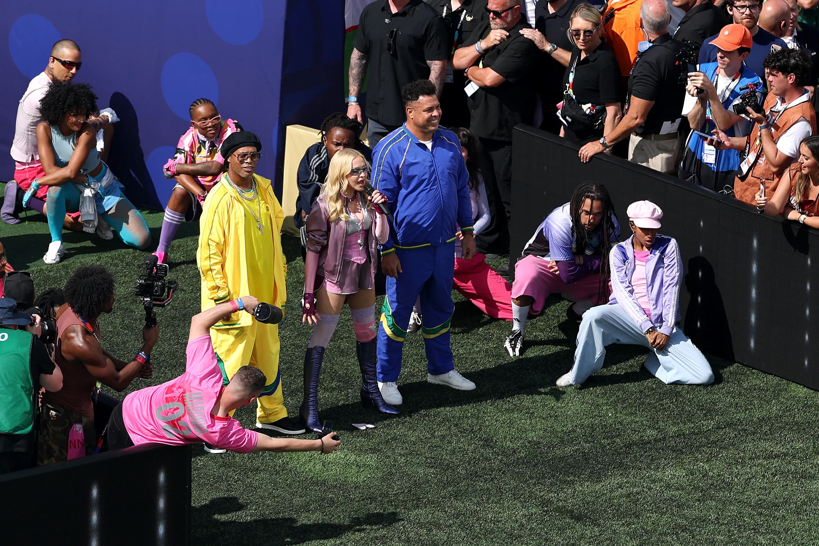 Ronaldinho, Ronaldo y Madonna posan en las puertas del MetLife apenas comenzó el show del entretiempo (Getty)