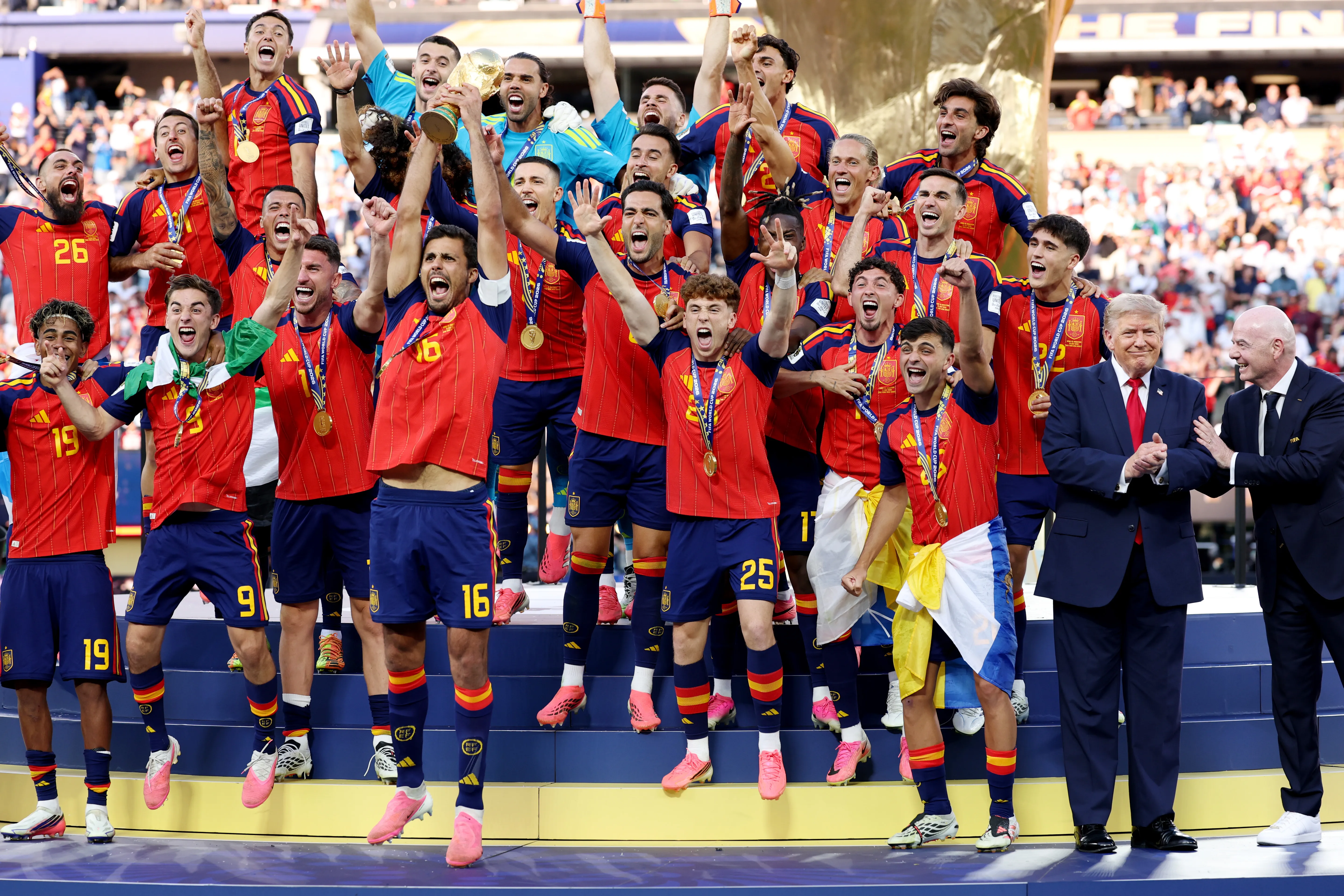 Donald Trump e Infantino, charlan al lado de los jugadores de España que levantan la copa (Getty)