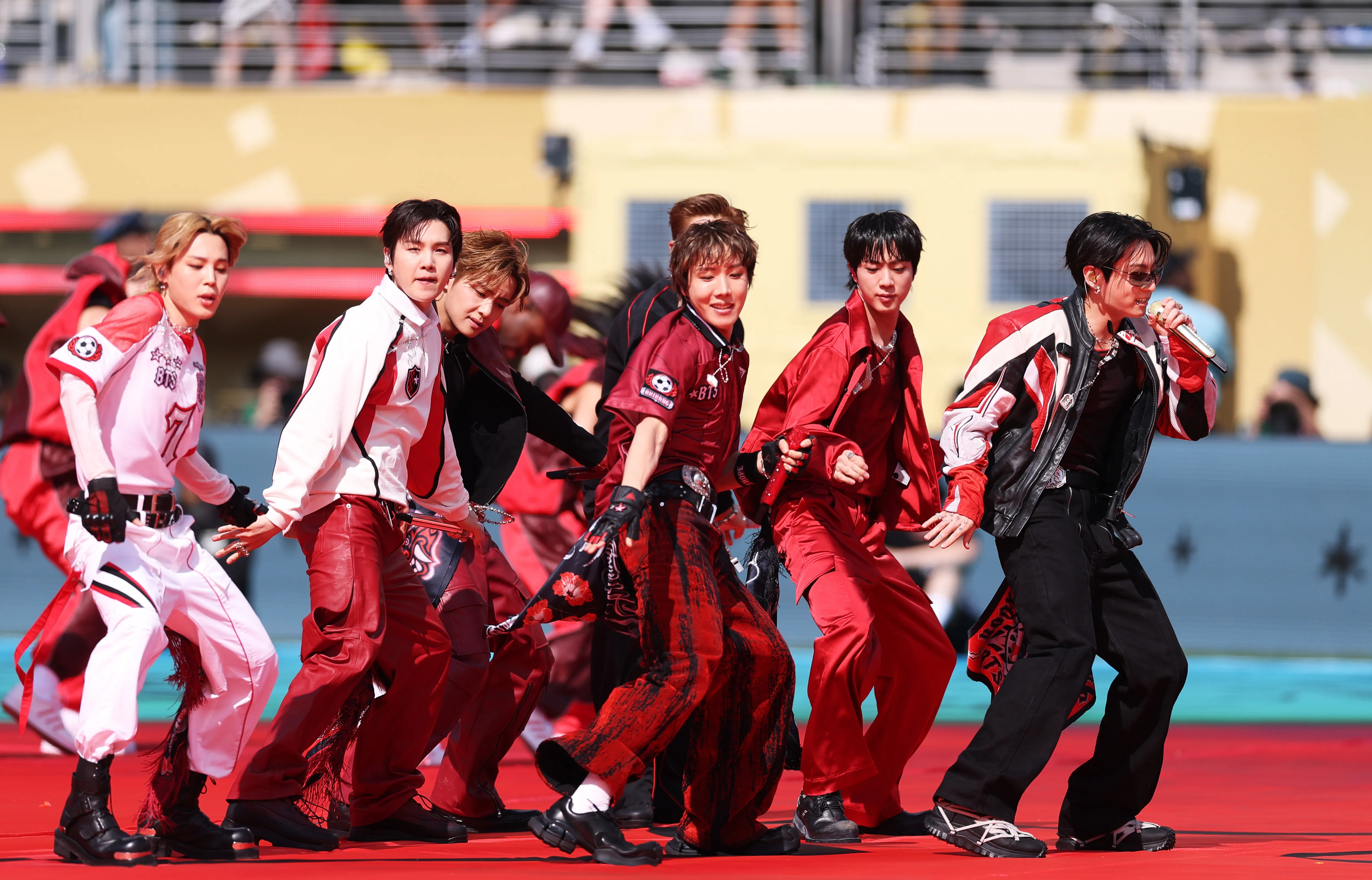 BTS performa en pleno entretiempo de la final. Duró 27 minutos en total (Getty)