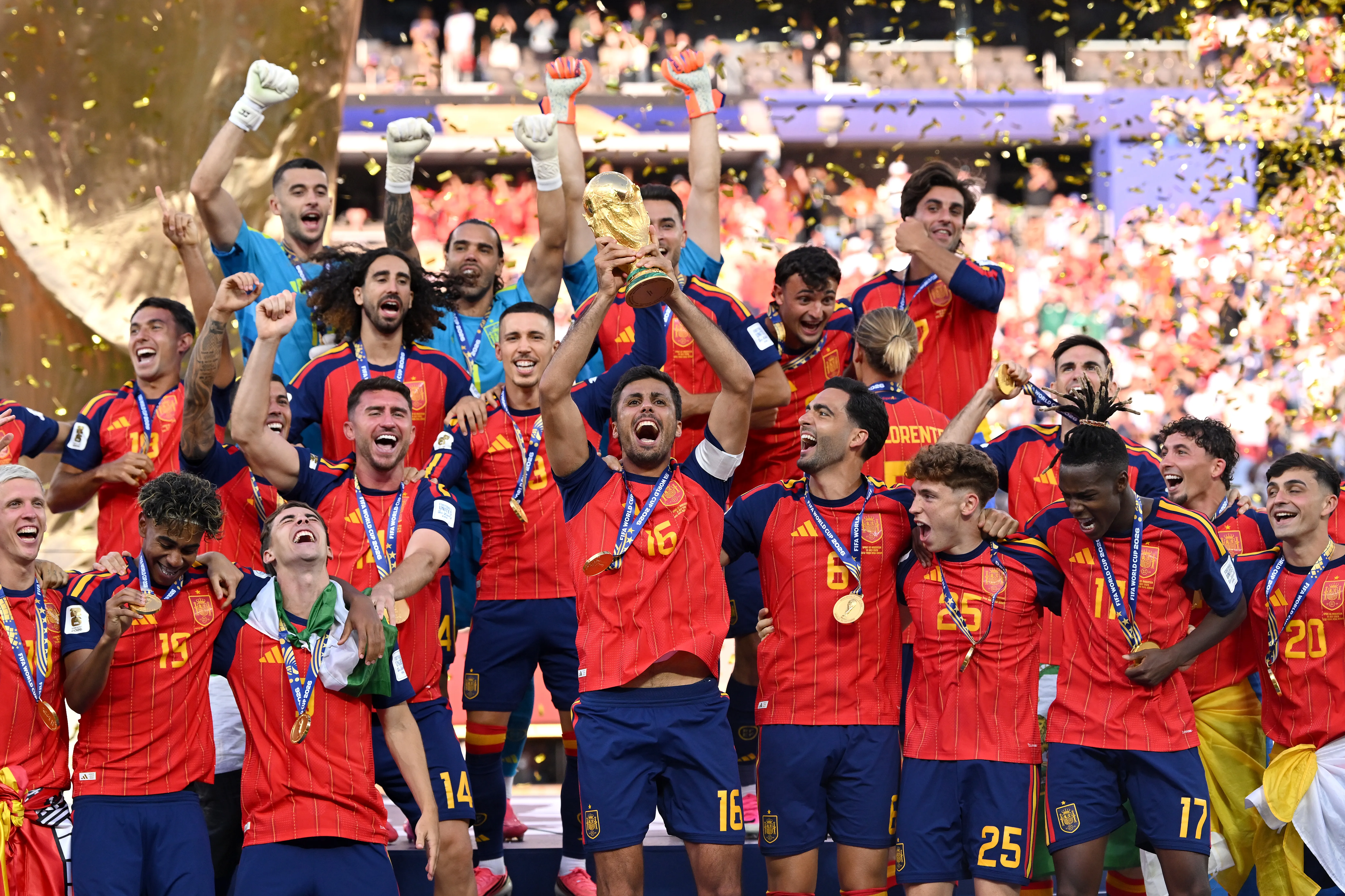 Rodri y el plantel de España levantan el título tras ganar el Mundial (Getty)