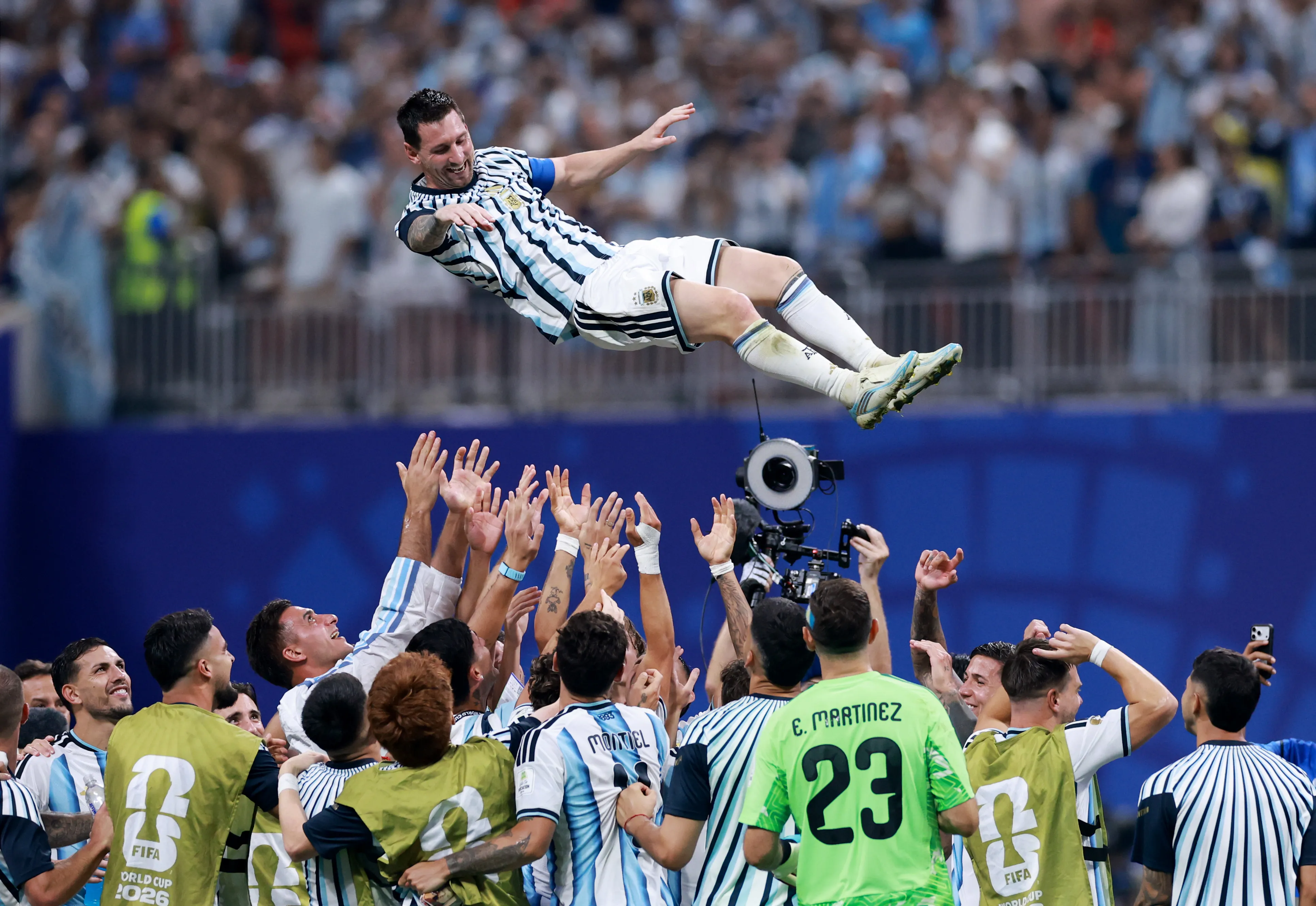 El plantel de Argentina levanta a Messi luego del milagro ante Egipto en octavos de final (Getty)