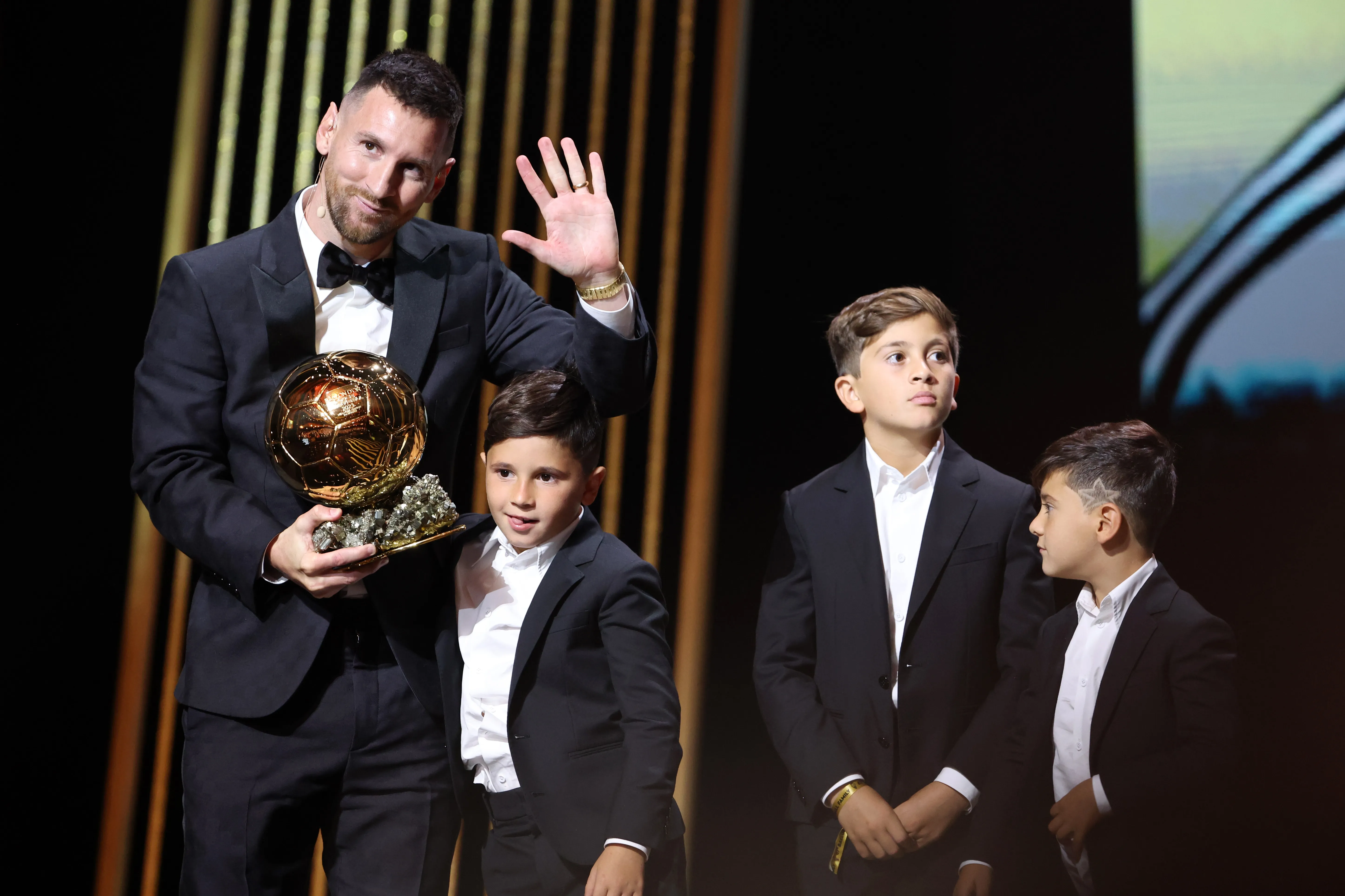 Messi levanta su octavo Balón de Oro, en 2023, luego de obtener el Mundial de Qatar con Argentina (Getty).