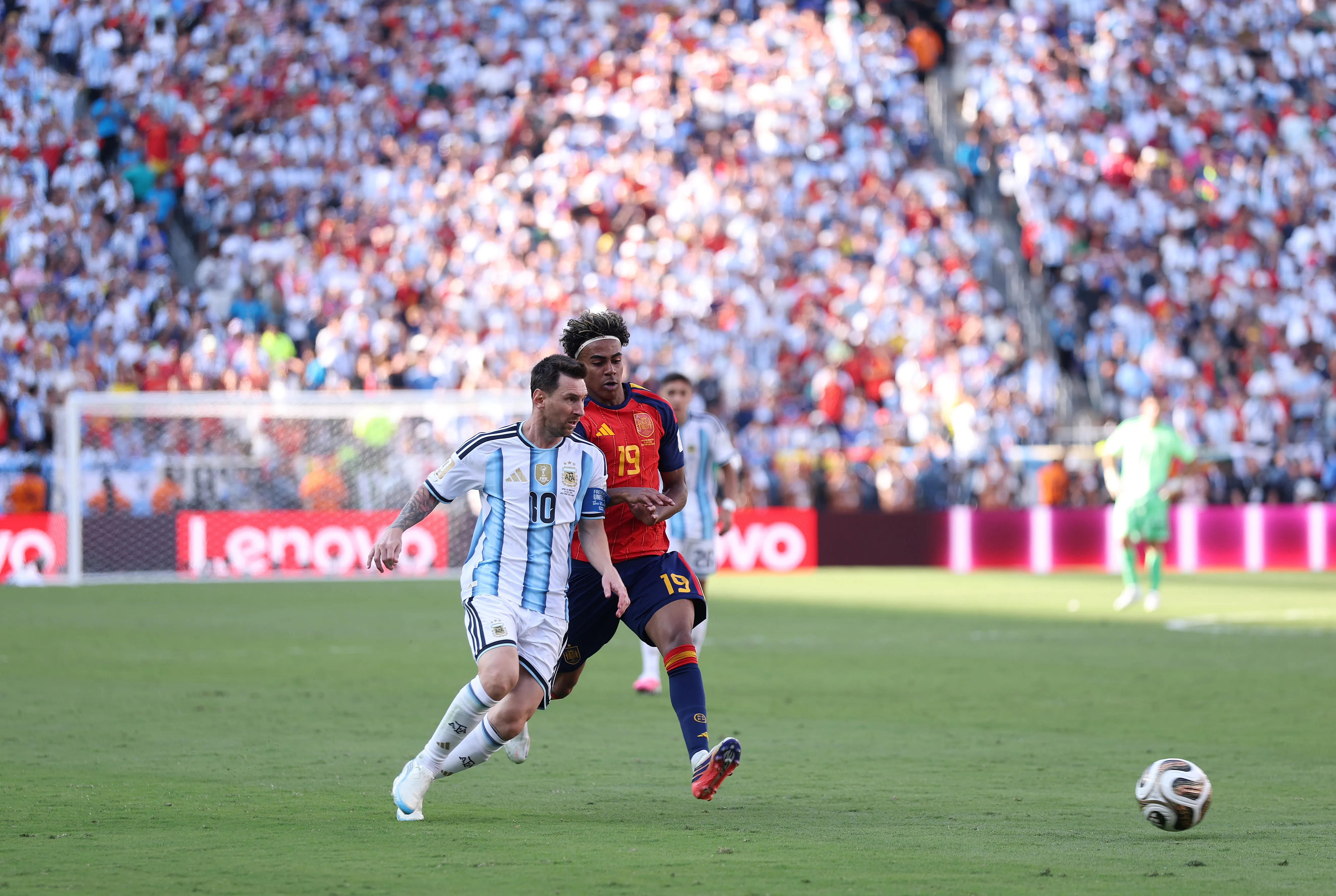 Lionel Messi y Lamine Yamal podrían volver a verse las caras, en este caso con la Finalissima. Getty Images.