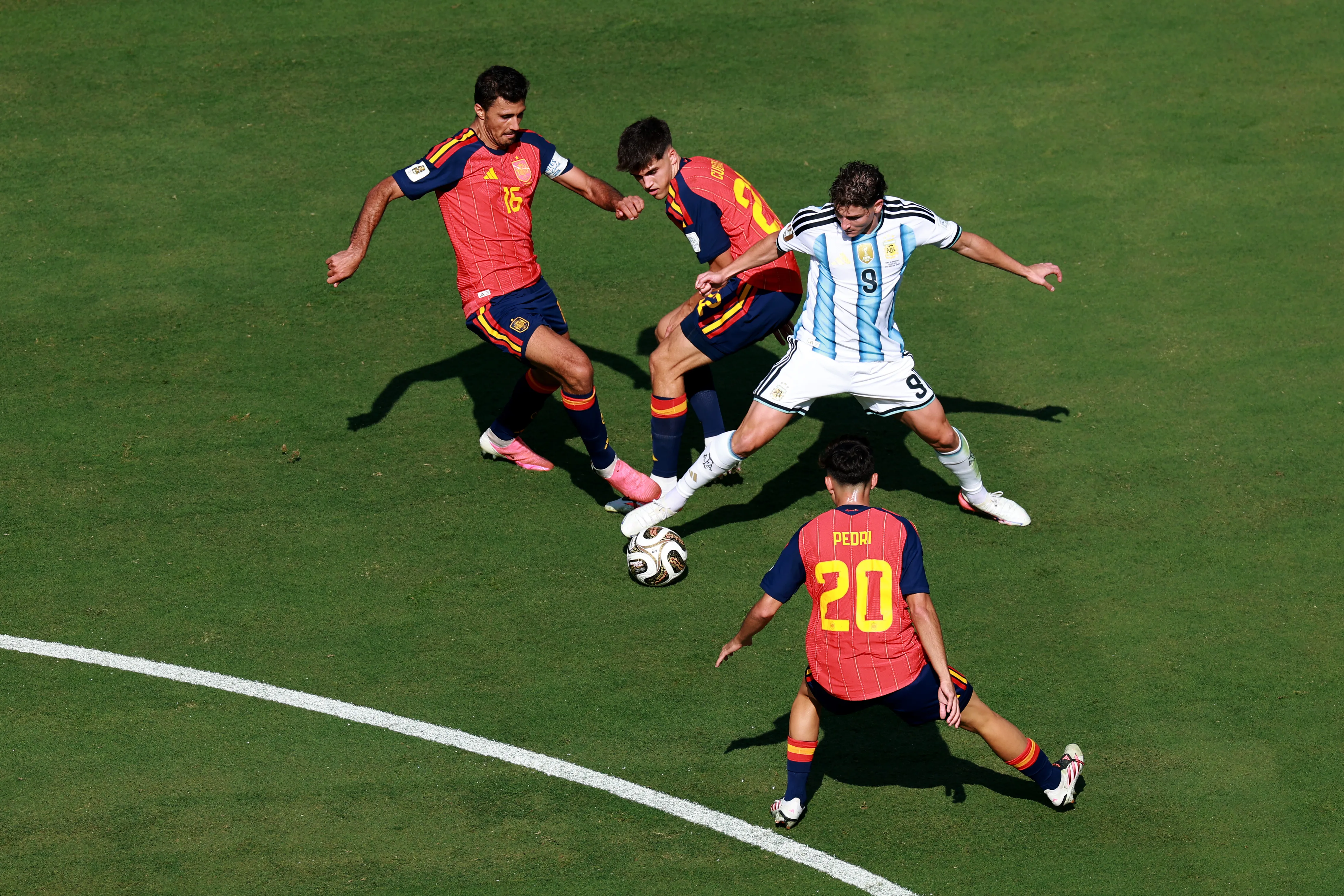 Julián Álvarez luchó, pero no pudo generar peligro ofensivo para Argentina en la final ante España.