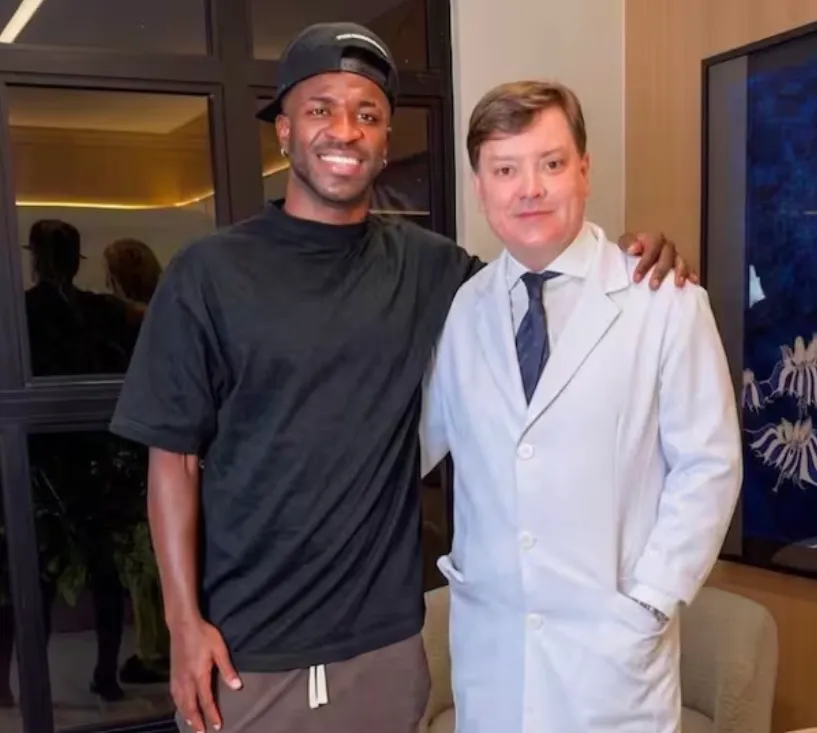 Vini junto al doctor Alessandro Alarcão.