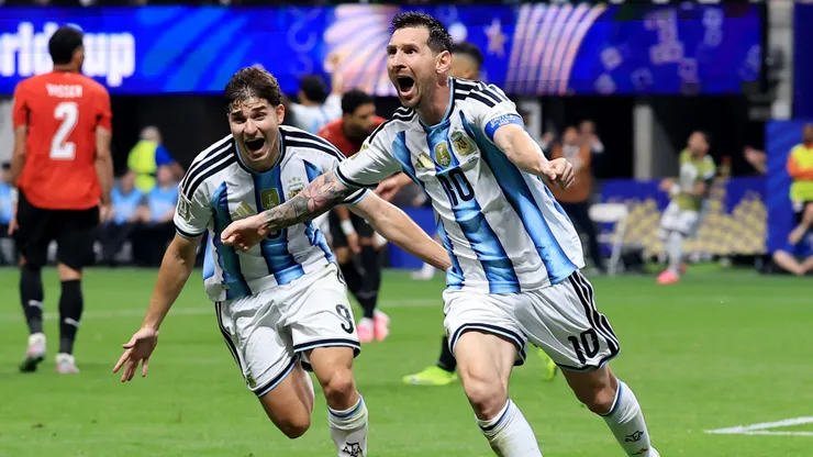 Julián y Messi, los dos argentinos nominados al mejor gol del Mundial.
