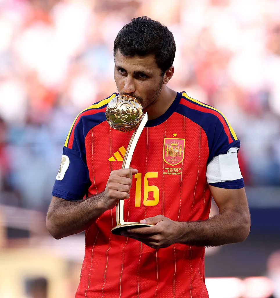 FIFA le dio el Balón de Oro al mejor jugador a Rodri. (Getty)