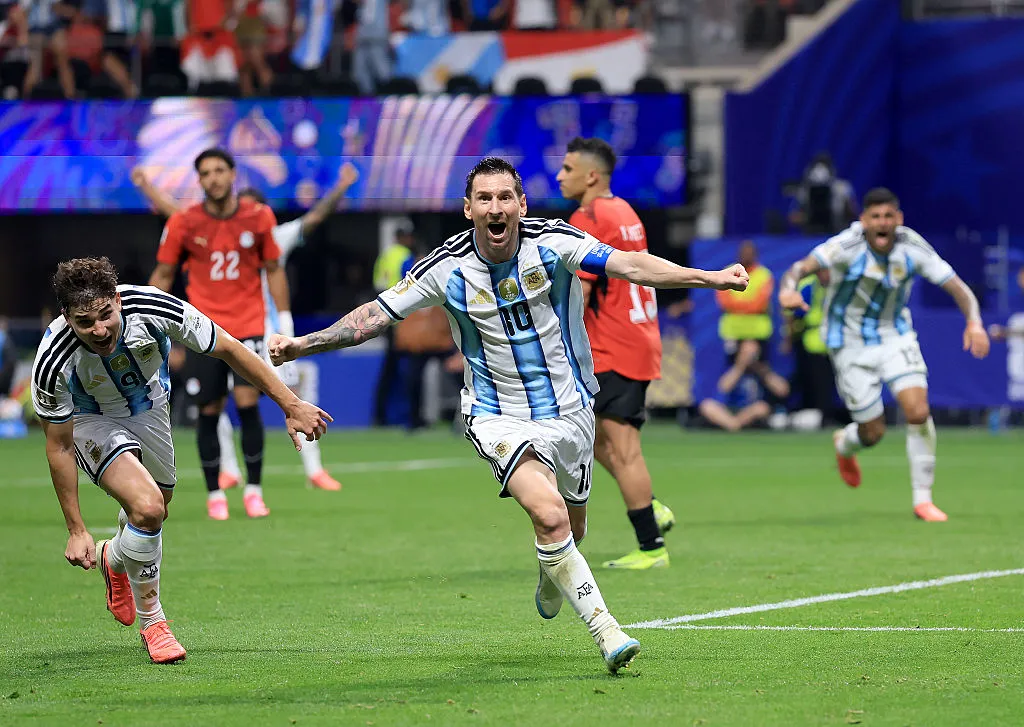 La IFFHS destacó las contribuciones de Messi en los momentos clave del Mundial. (Getty)