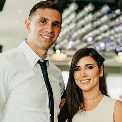 El padre y la esposa del Dibu Martínez hablaron luego del mensaje que puso en duda su futuro en la Selección: “Tiene 33 años”