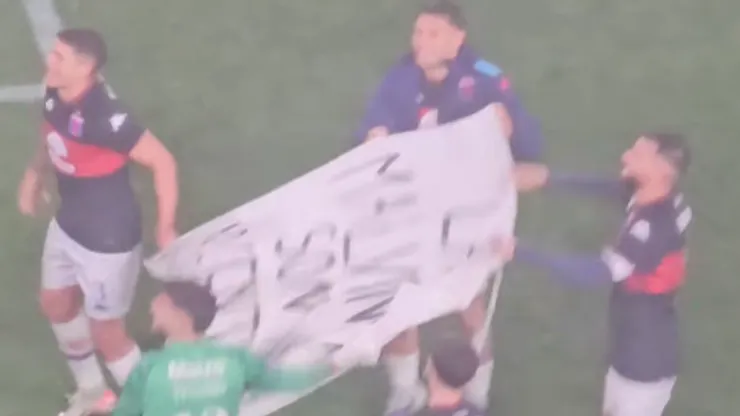 Los jugadores de Tigre mostraron una bandera de Malvinas Argentinas en Uruguay