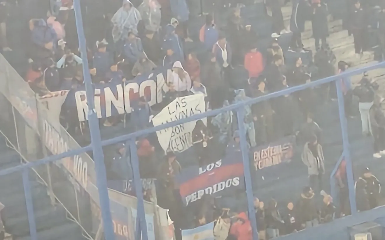 La pancarta de las Islas Malvinas, presente en la tribuna del Gran Parque Central.