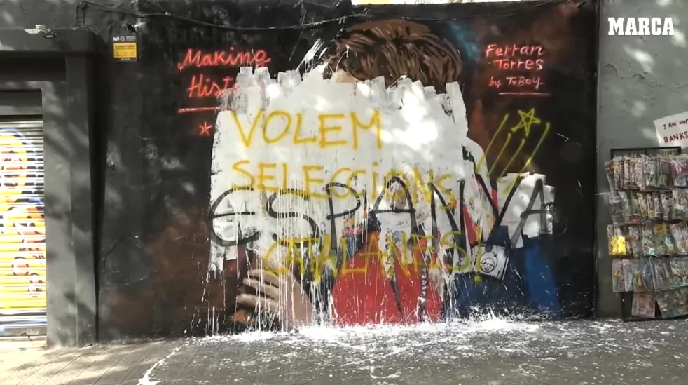 El mural de Ferran Torres no duró ni 24 horas en las calles de Barcelona. (Foto: Marca).