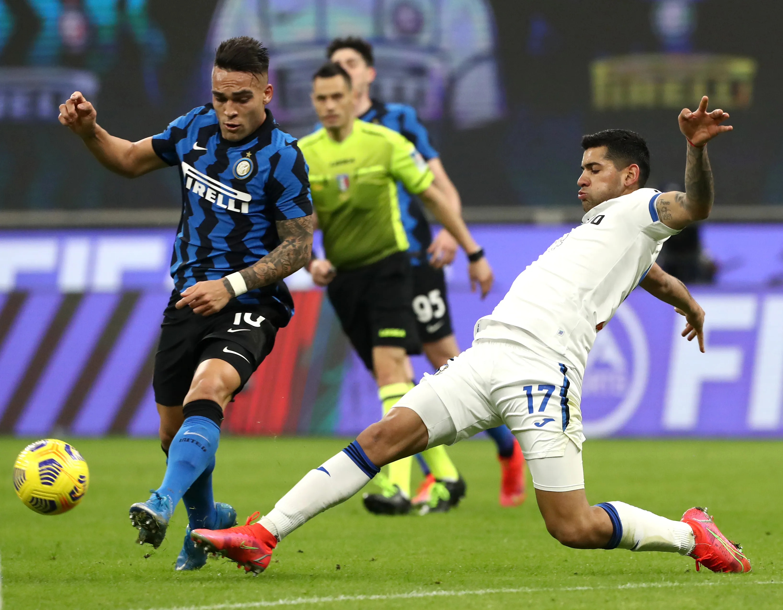Cuti Romero enfrentando a Lautaro Martínez en un Inter vs. Atalanta. Getty Images.