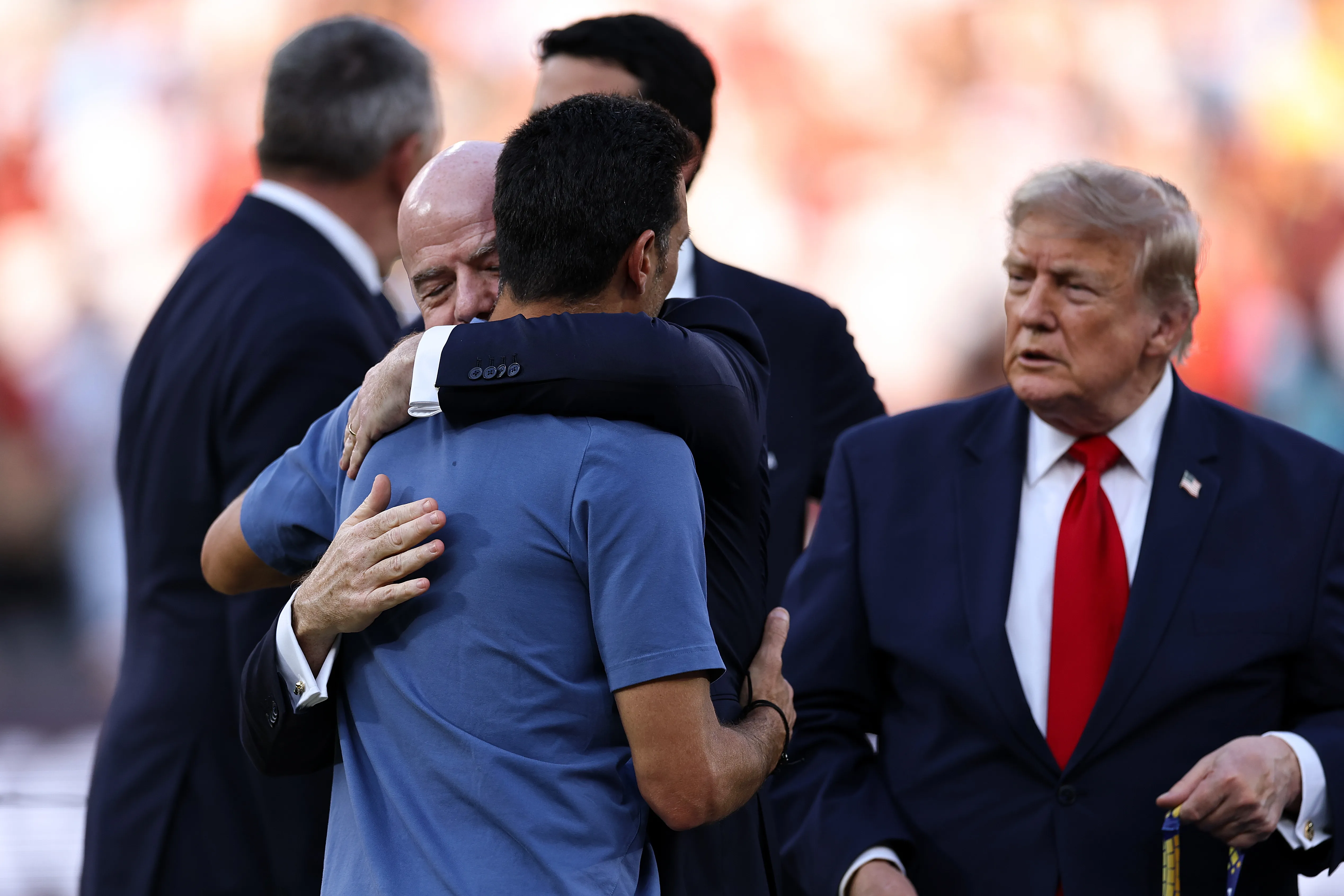 El abrazo de Gianni Infantino con Lionel Scaloni. Getty Images.