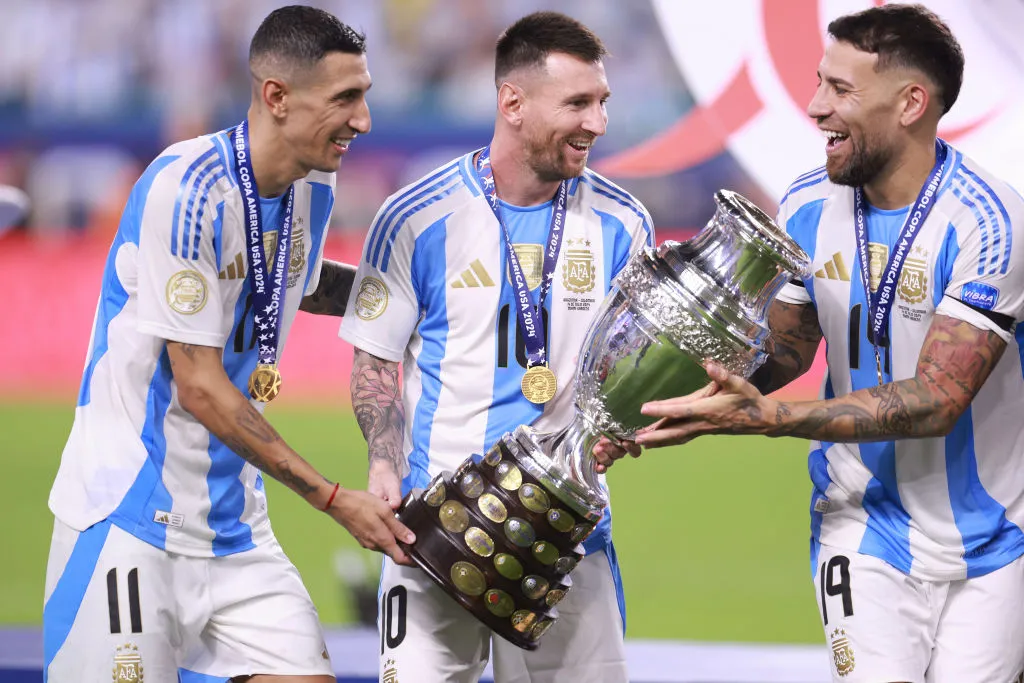 Nicolás Otamendi, Lionel Messi y Ángel Di María con la Copa América 2024. (Getty Images)