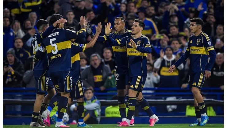 Los futbolistas de Boca tras el gol de Miguel Merentiel ante O'Higgins.