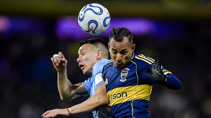 Sebastián Villa disputando una pelota.