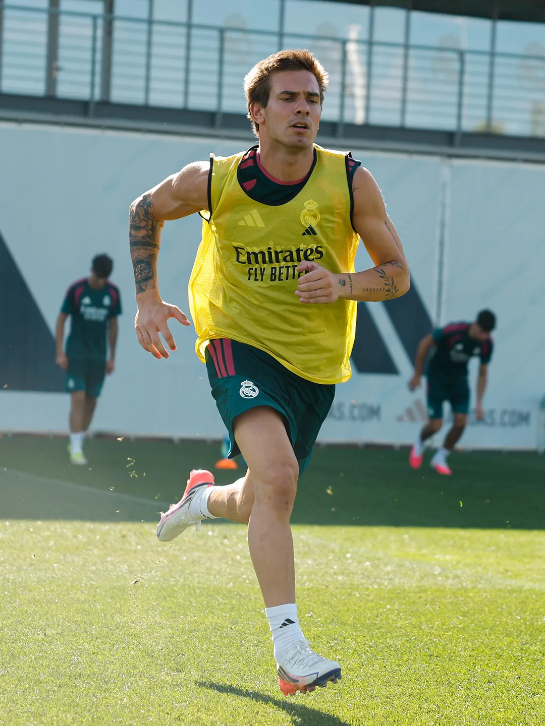 Mastantuono entrena esperando que se resuelva su futuro.