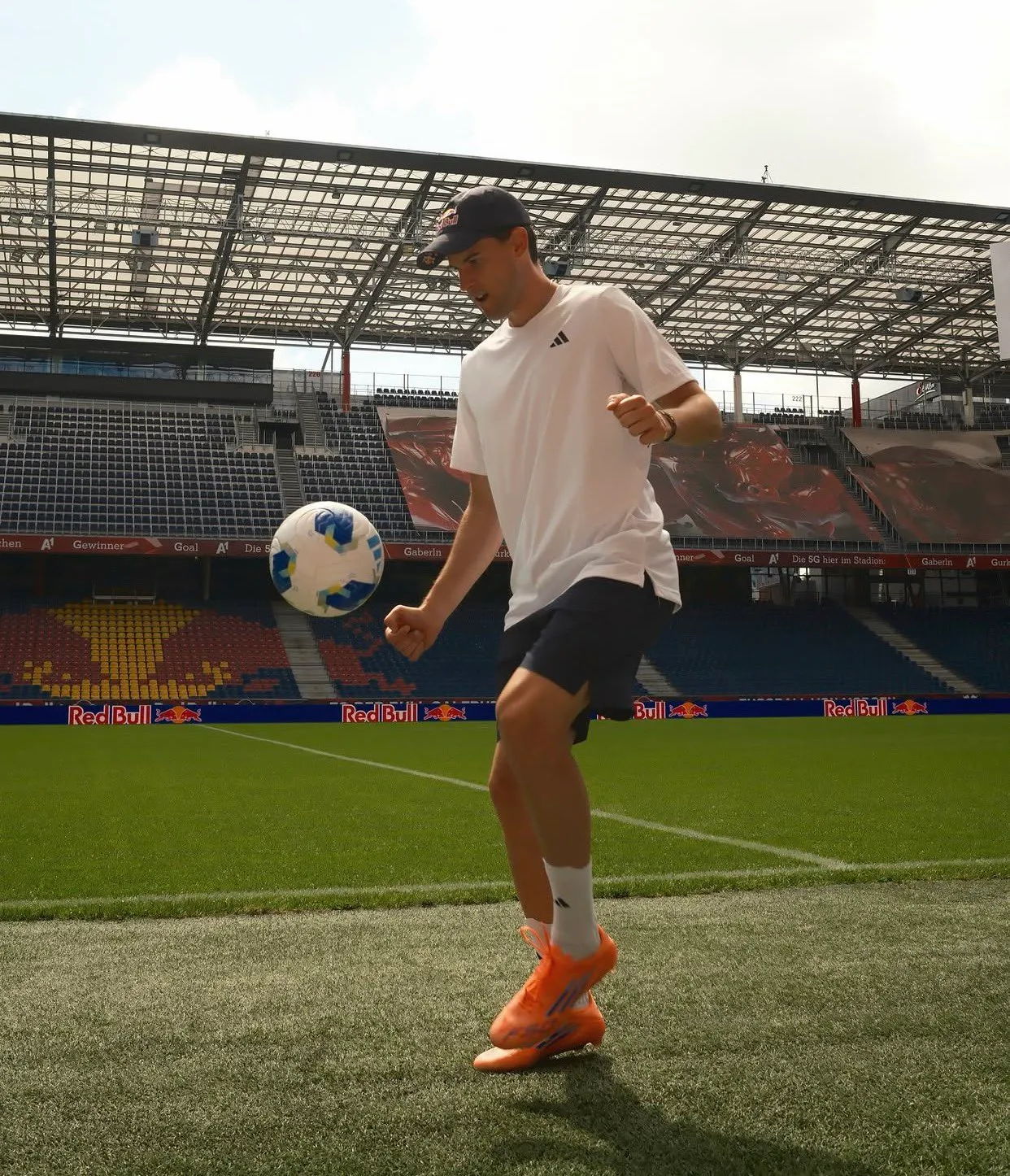 Dominic Thiem se pasó definitivamente al fútbol.