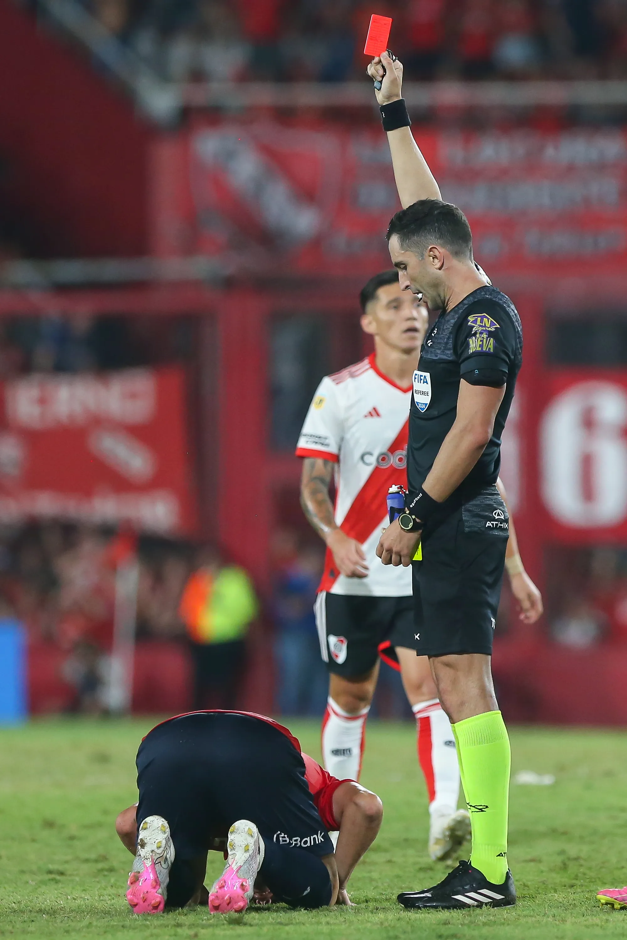 Nazareno Arasa expulsa a Iván Marcone, en 2024, en Independiente – River. (Getty Images)