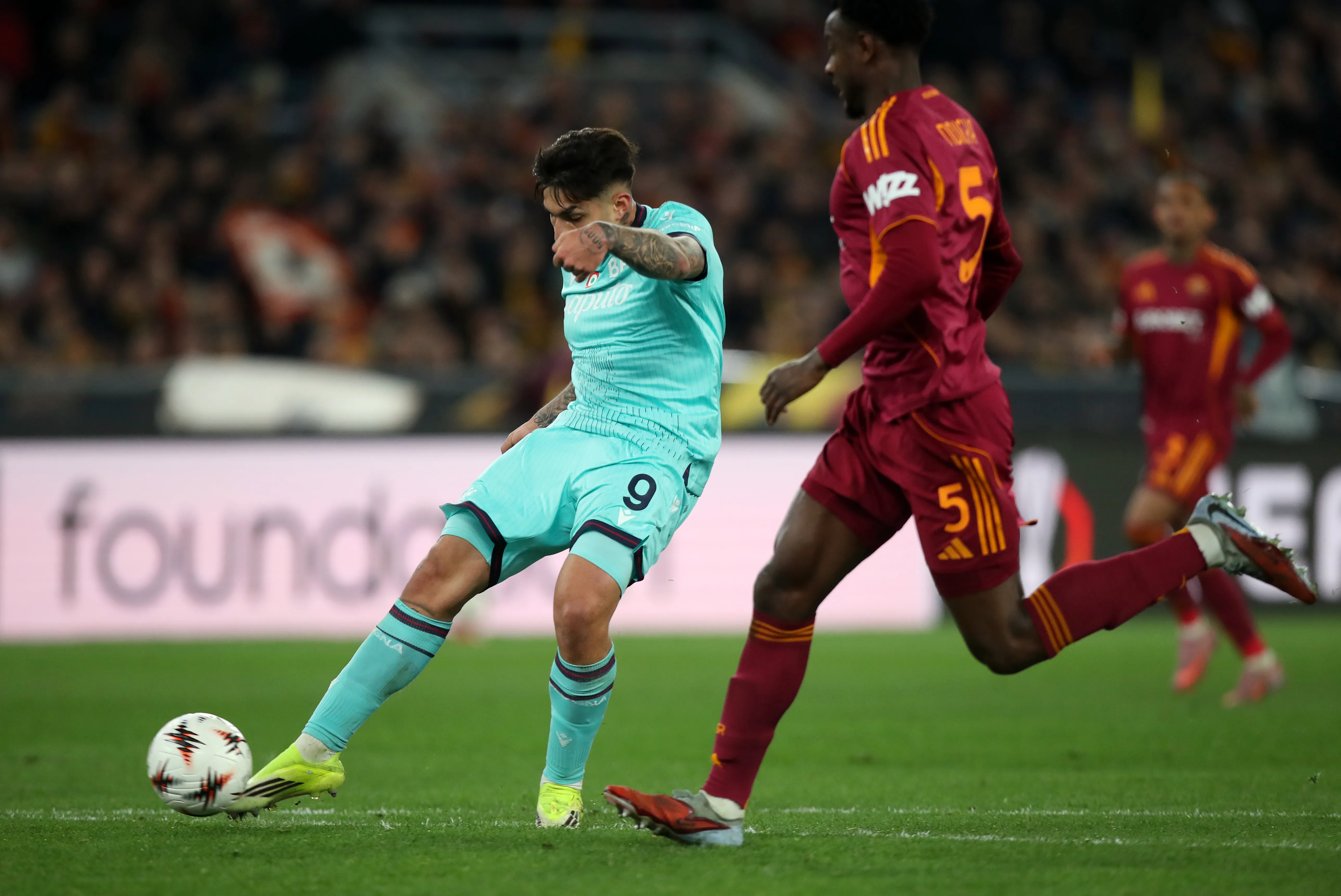 Santiago Castro contra la Roma, su posible próximo club. Getty Images.