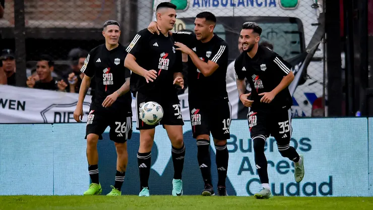 Deportivo Riestra se hace fuerte en el Laza.