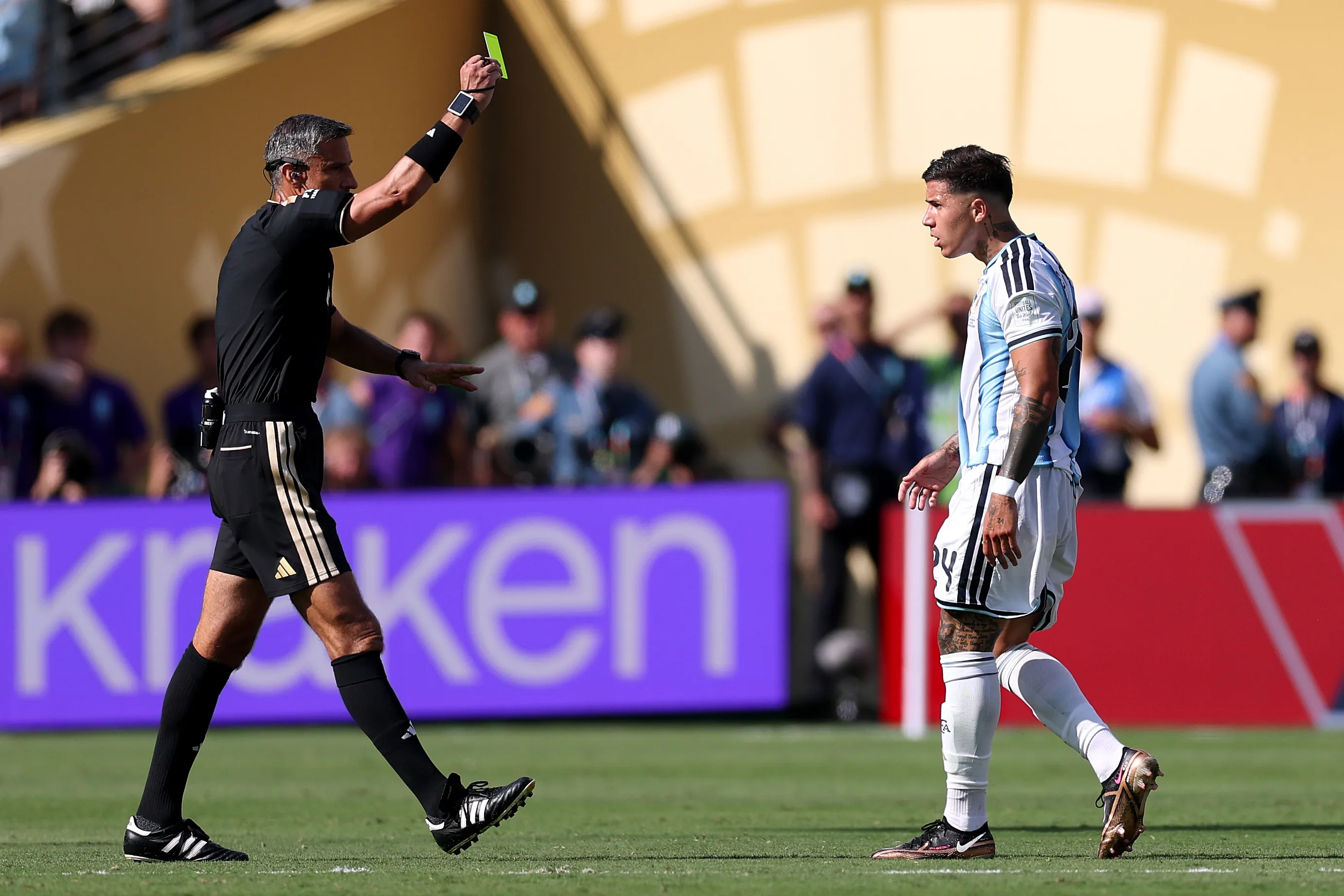 Slavko Vincic en el momento de la amonestación a Enzo Fernández. Getty Images.