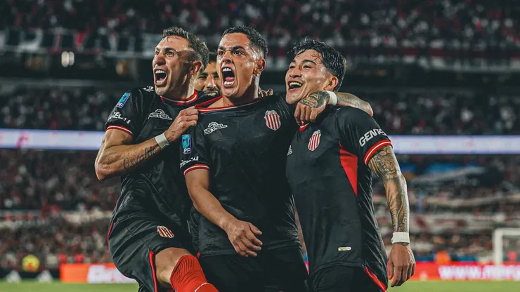 Los jugadores Barracas Central tras el gol de Gonzalo Morales ante River.
