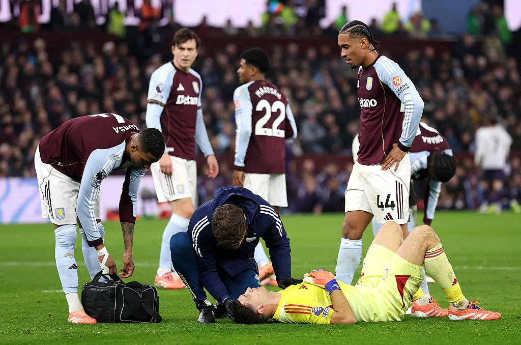Emiliano Martínez, atendido por un médico de Aston Villa. (Getty Images)