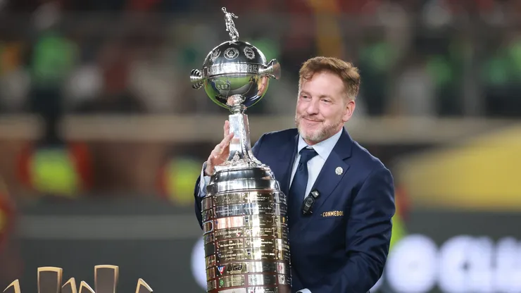 Alejandro Domínguez con la Copa Libertadores