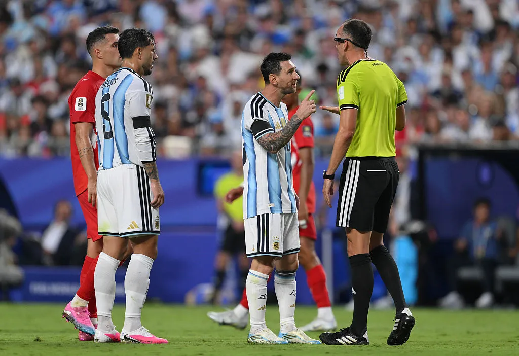 El momento de la discusión entre Pinheiro y Messi.