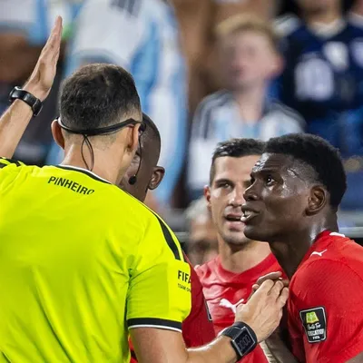 La IFAB admitió que fue un error la expulsión de Embolo en el partido entre Argentina y Suiza