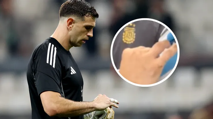 Dibu Martínez mostró accidentalmente lo afectado que tiene su dedo anular de la mano derecha.