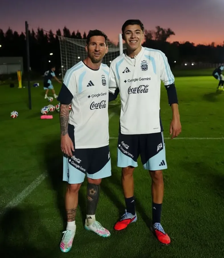 Lionel Messi y Tobías Andrada. (Foto: @_tobiandrada).