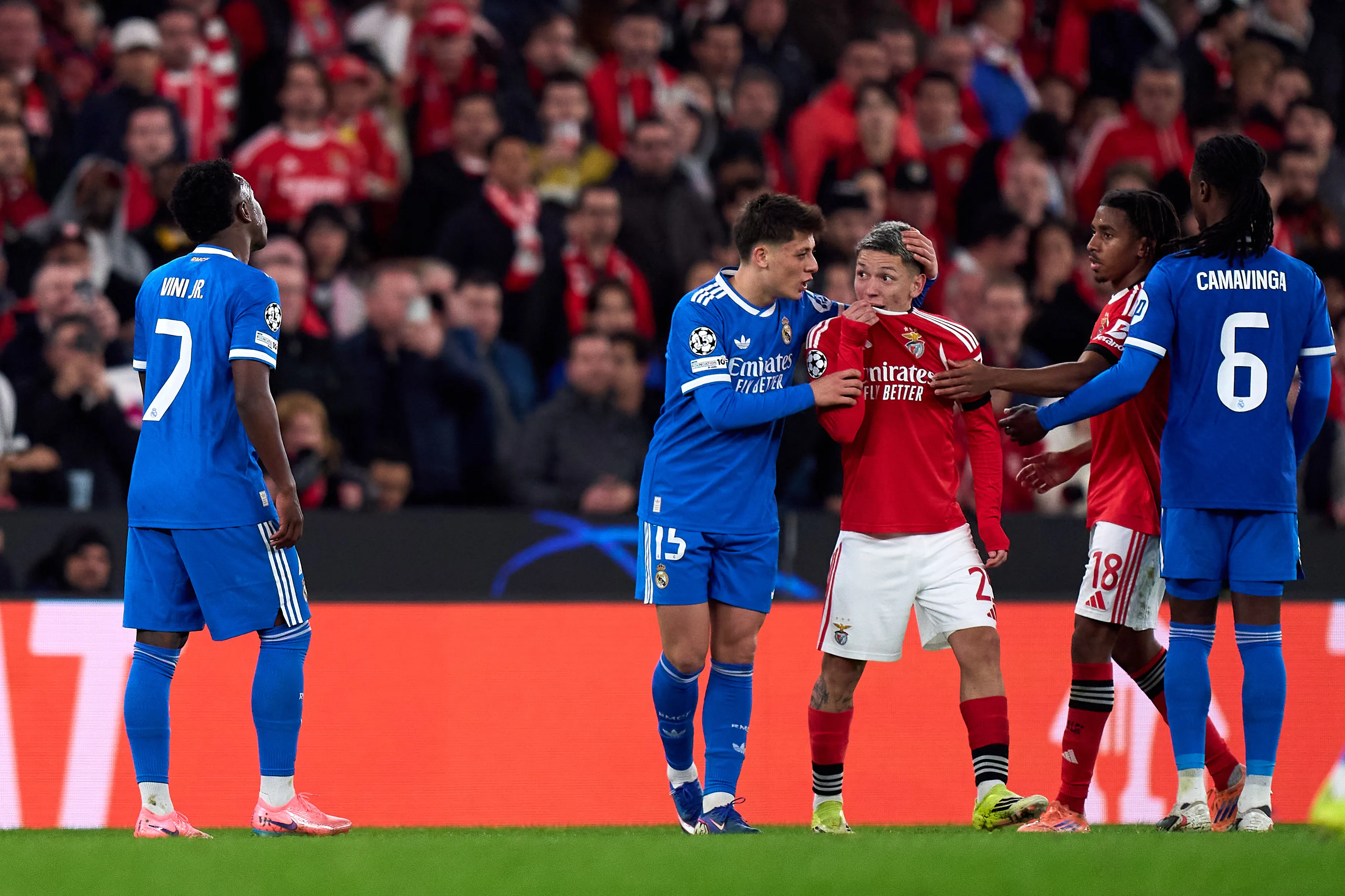 El momento del cruce entre Gianluca Prestianni y Vinícius Junior. Getty Images.