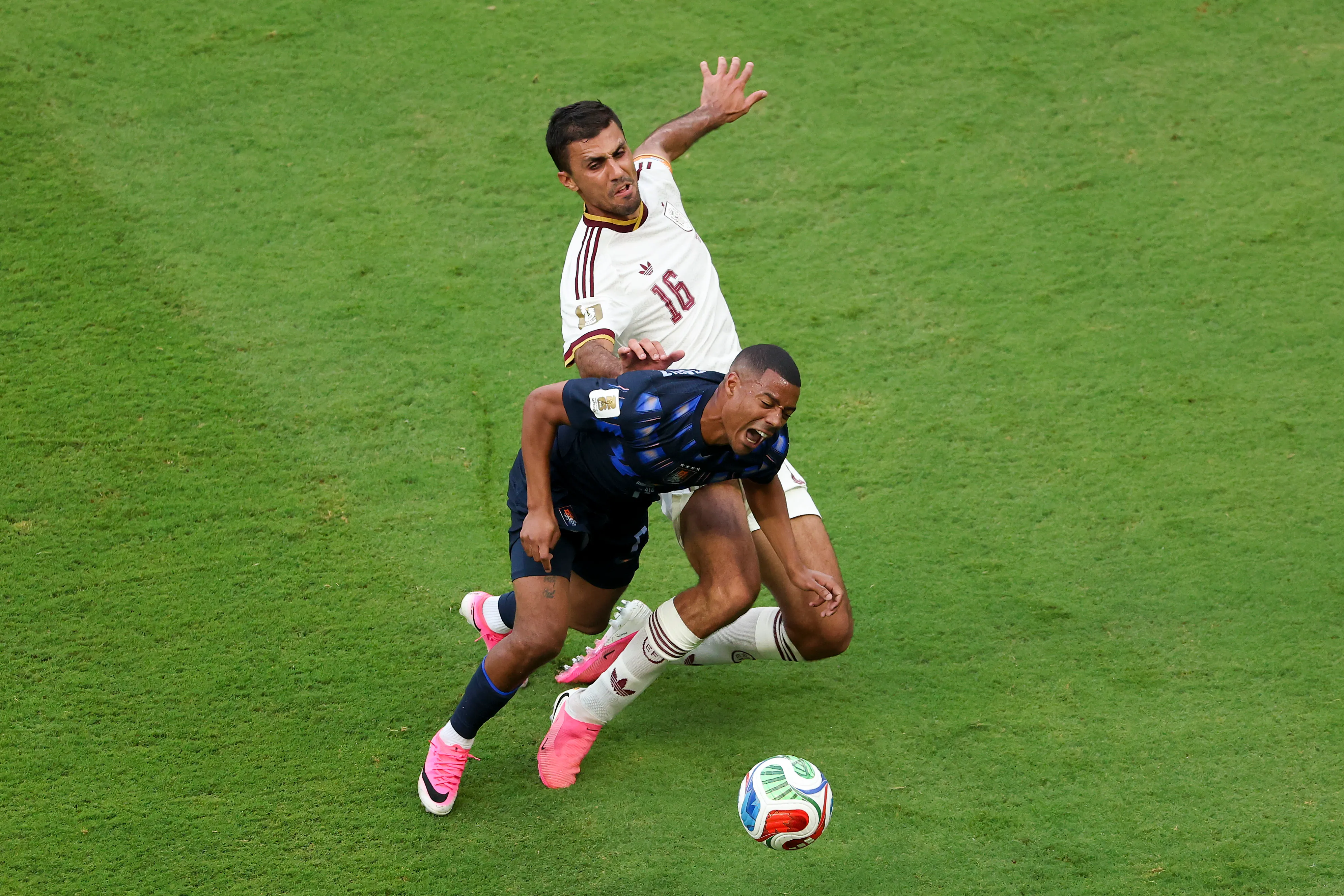 De La Cruz ante Rodri en el Mundial. (Foto: Getty).