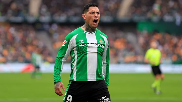 Chimy Ávila festejando un gol en Betis.