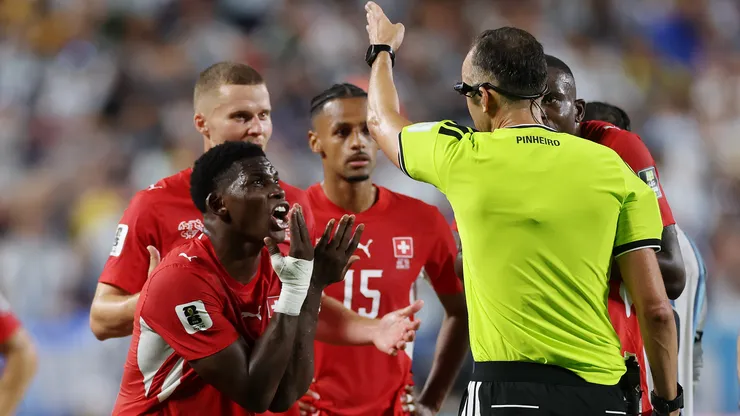 FIFA aclaró que la IFAB indicó que la expulsión a Breel Embolo en Suiza vs. Argentina por el Mundial fue correcta.