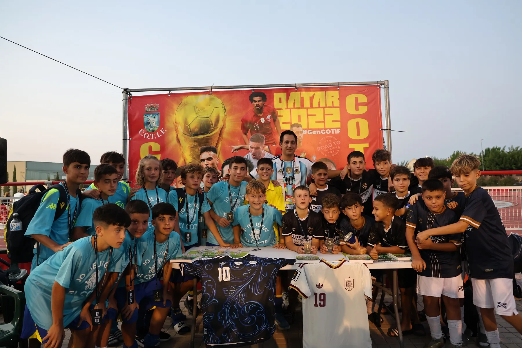 Los juveniles junto a las camisetas de la Selección Argentina y de España. COTIF.