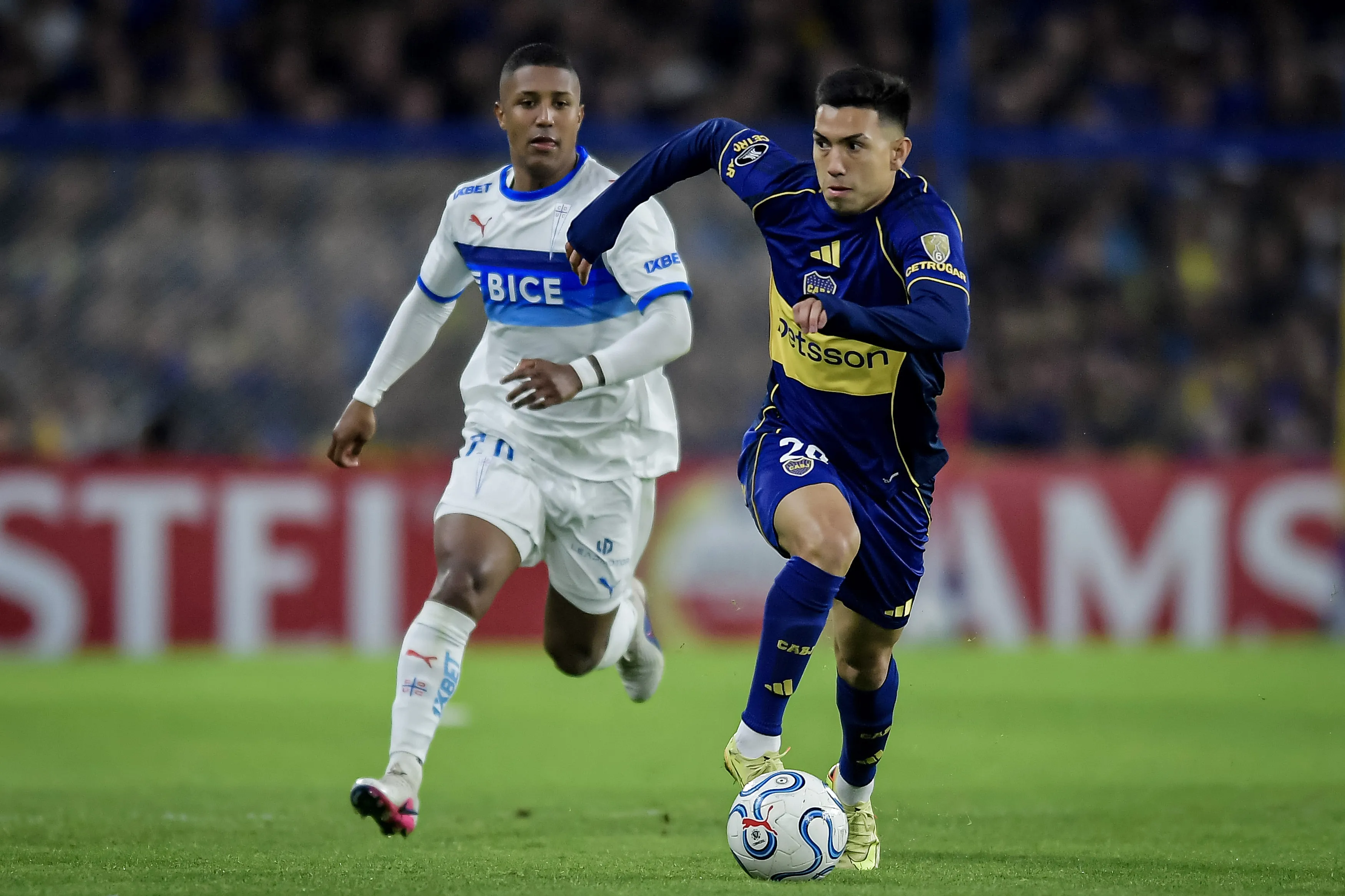 Alan Velasco ante Universidad Católica. (Foto: Getty).