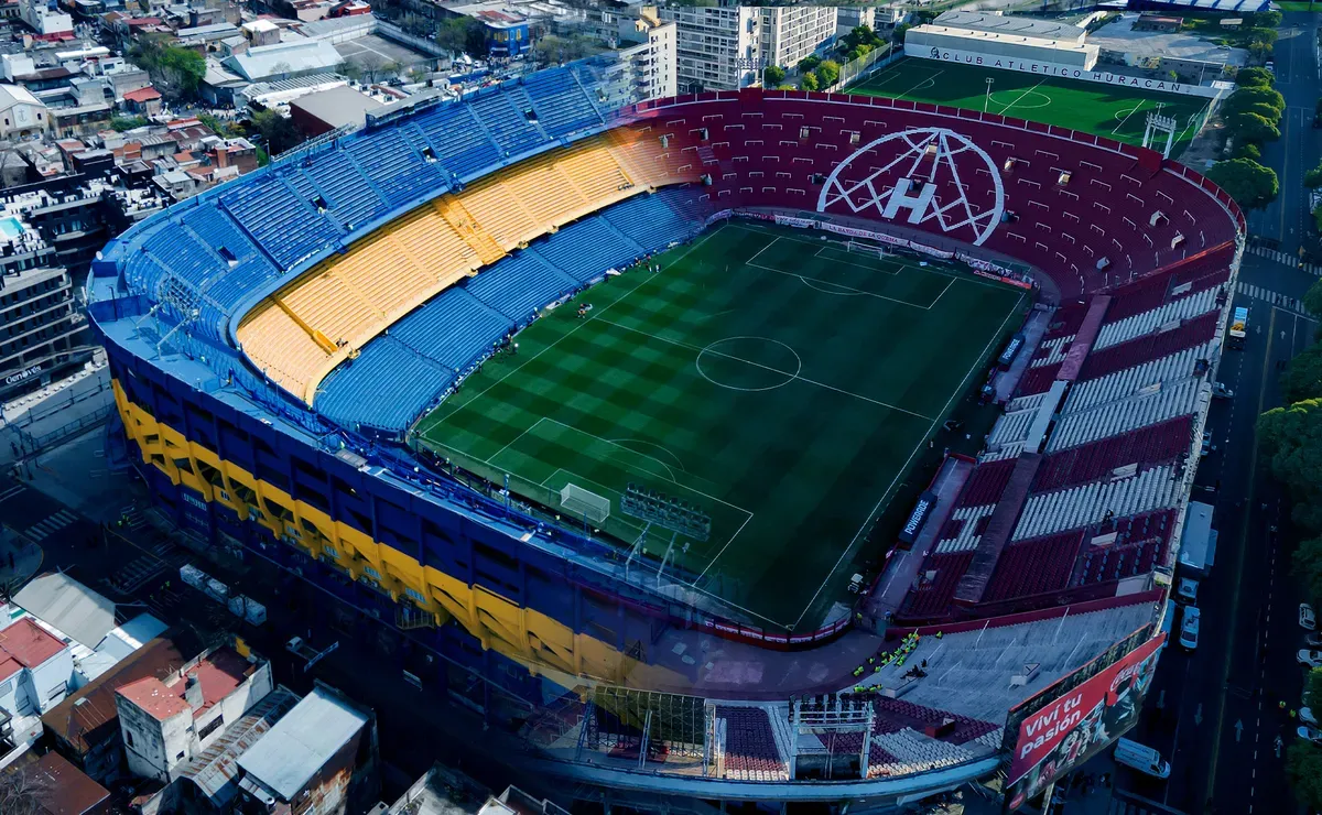 Estadio Tomás Adolfo Ducó y La Bombonera. (IA)