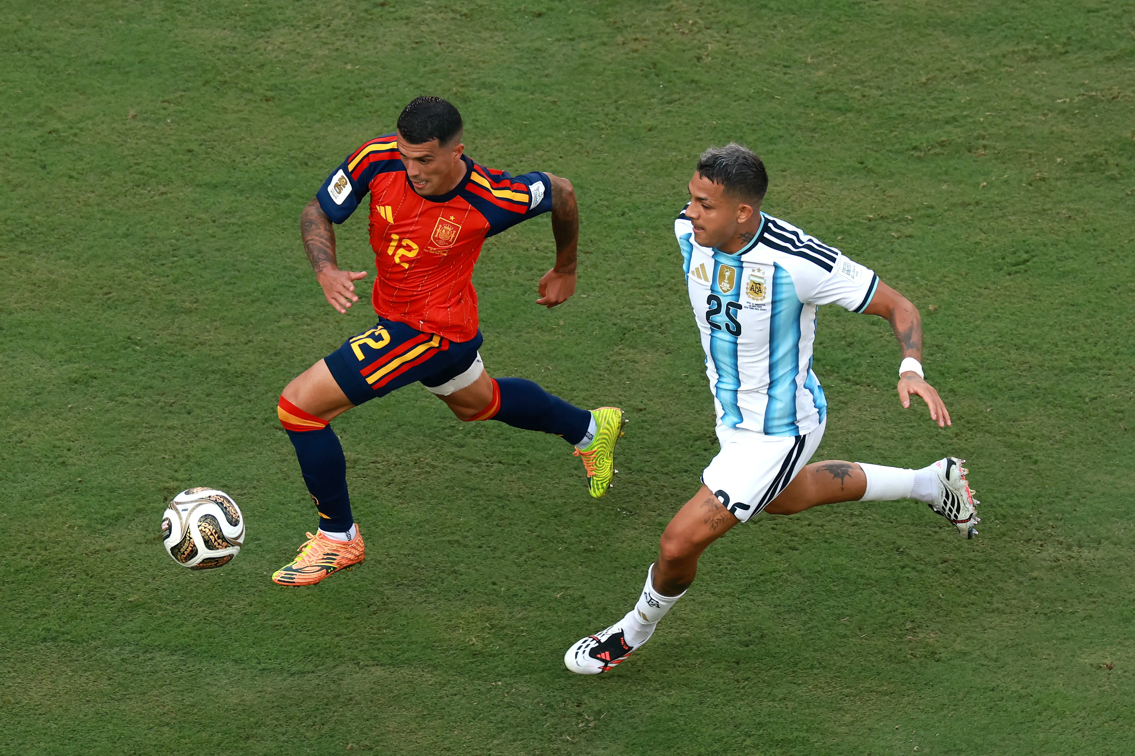 Medina ante Pedro Porro en la final del Mundial. (Foto: Getty).