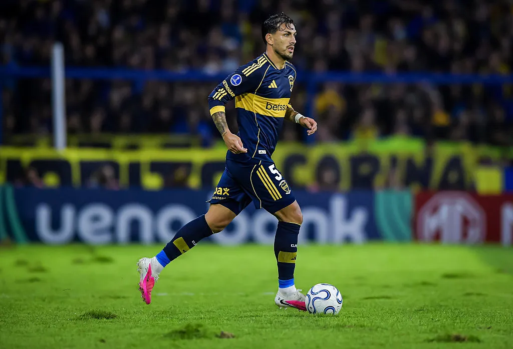 Leandro Paredes sobre un pésimo campo de juego de La Bombonera. (Getty Images)